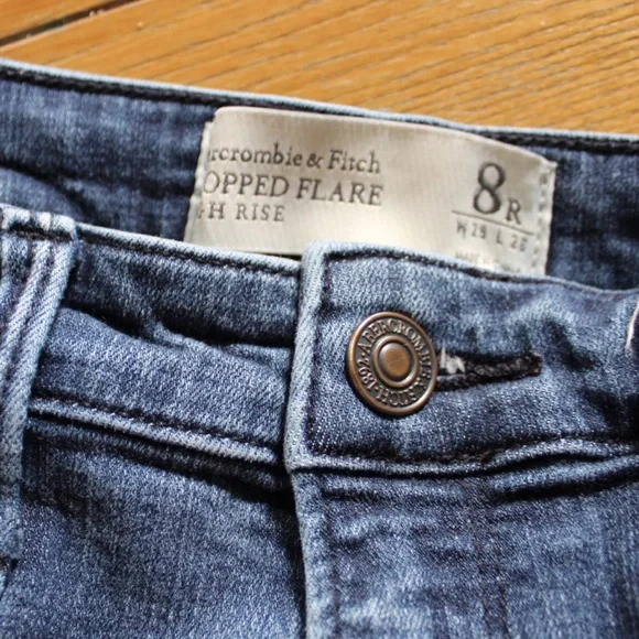 A&F High Rise Cropped Flare Raw Hem Jeans 8 29 Preowned - Picture 8 of 9